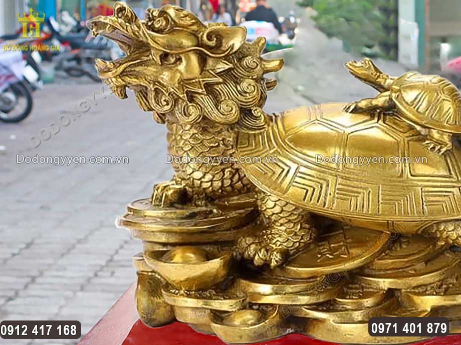 Linh vật c&oacute; phần đầu rồng, miệng h&aacute; to v&ocirc; c&ugrave;ng hung dữ